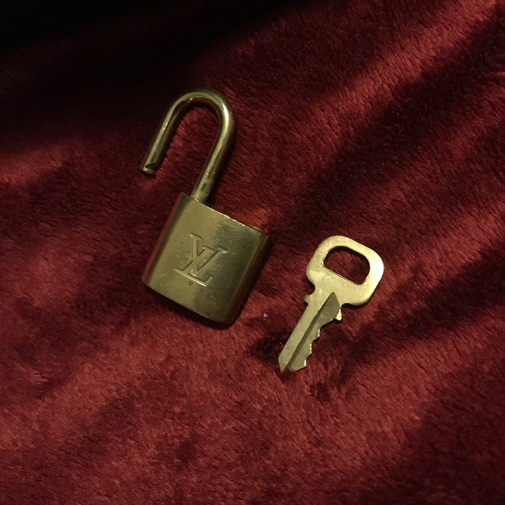 Authentic Lock and Key Set . - Picture 2 of 5